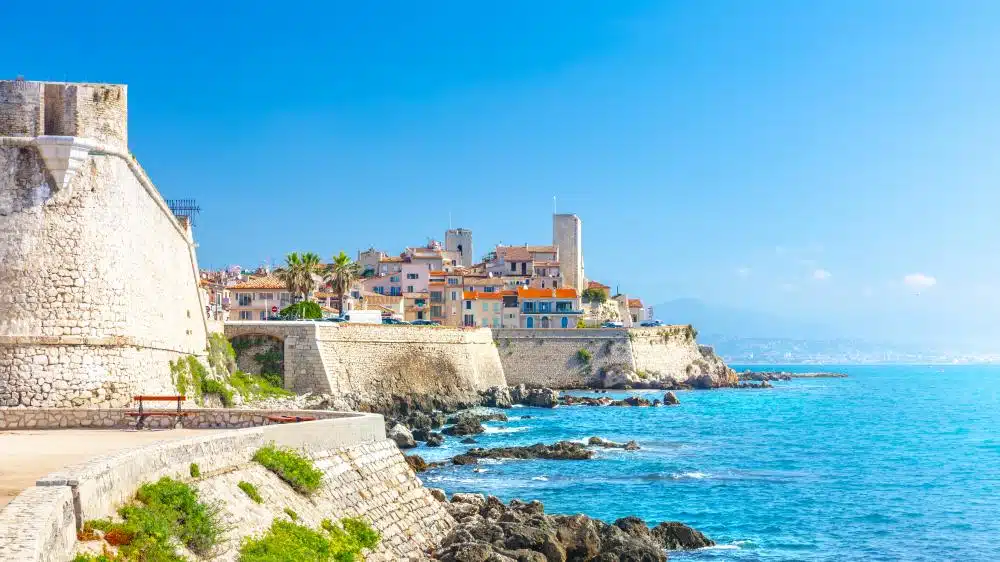 Vue d’Antibes – destination prisée desservie par Trip Riviera, chauffeur VTC haut de gamme