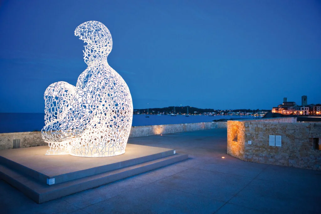Sculpture Le Nomade à Antibes – chauffeur privé Trip Riviera – service haut de gamme