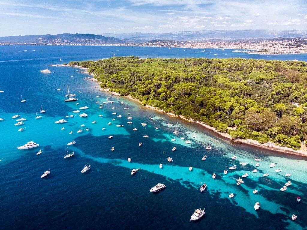 Vue sur le Cap d’Antibes – service VTC disponible avec chauffeur privé Trip Riviera