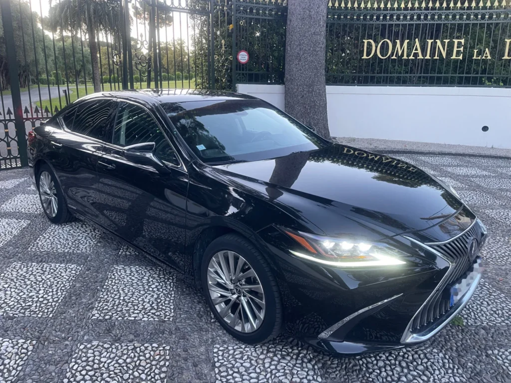 Lexus ES 300h avec chauffeur privé devant le Domaine di Dilecta à Antibes – Trip Riviera