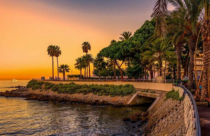 Coucher de soleil sur la promenade d’Antibes – service de VTC haut de gamme avec Trip Riviera
